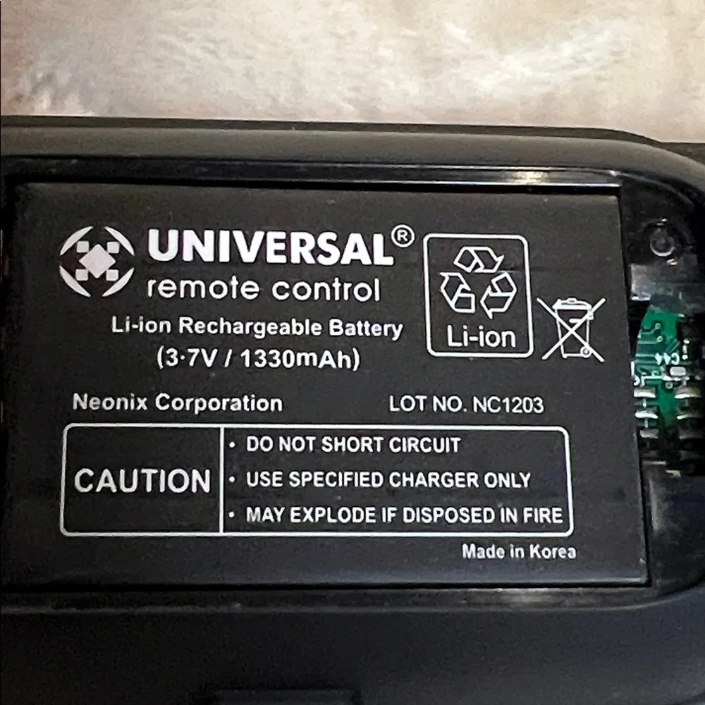 NWOT 📺 BLACK UNIVERSAL REMOTE CONTROL WITH RECHARGEABLE LITHIUM BATTERY